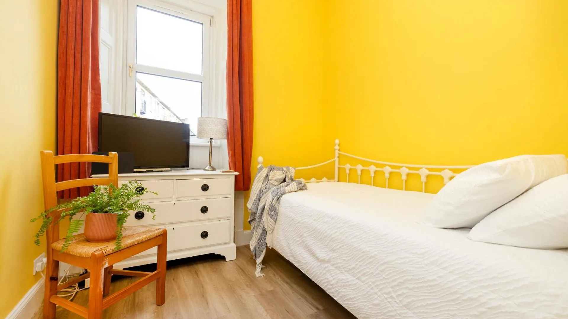 Inspiring 2-Bedroom Edinburgh Apartment