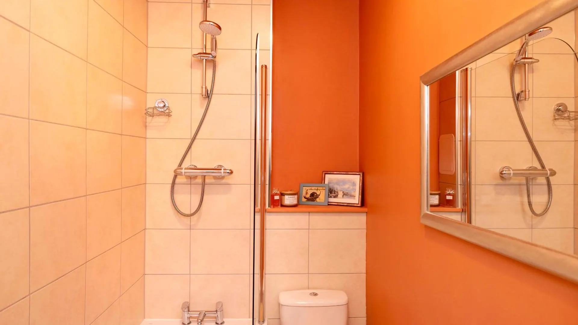 Inspiring 2-Bedroom Edinburgh Apartment