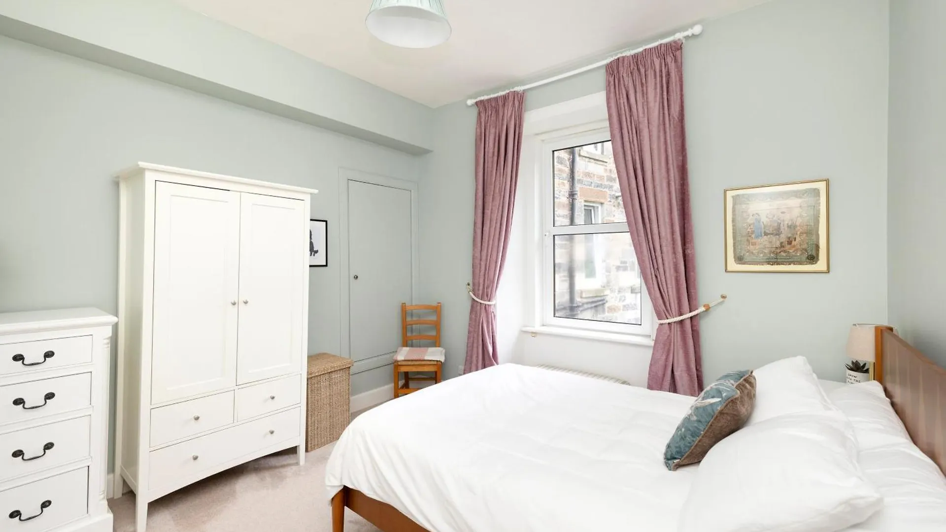 Inspiring 2-Bedroom Edinburgh Apartment