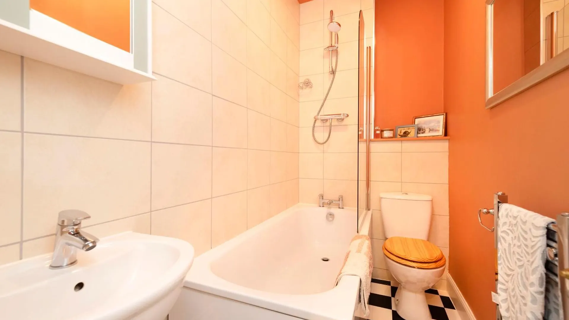 Inspiring 2-Bedroom Edinburgh Apartment