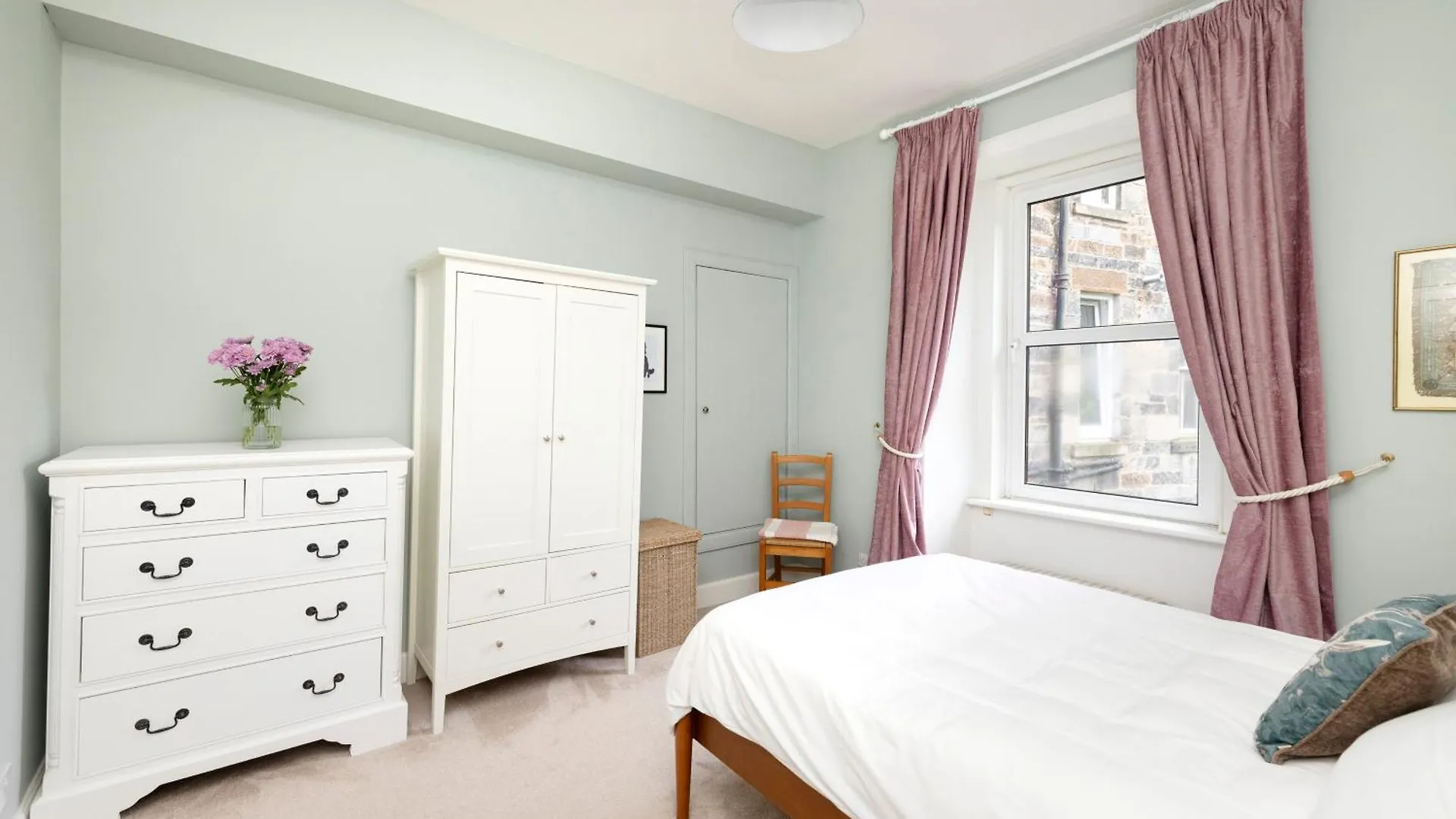 Inspiring 2-Bedroom Edinburgh Apartment 0*,