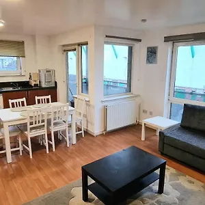  Apartment Lovely 3 Bedroom Apartment - Free Parking